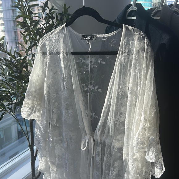 Lulu’s lace coverup - Picture 2 of 4